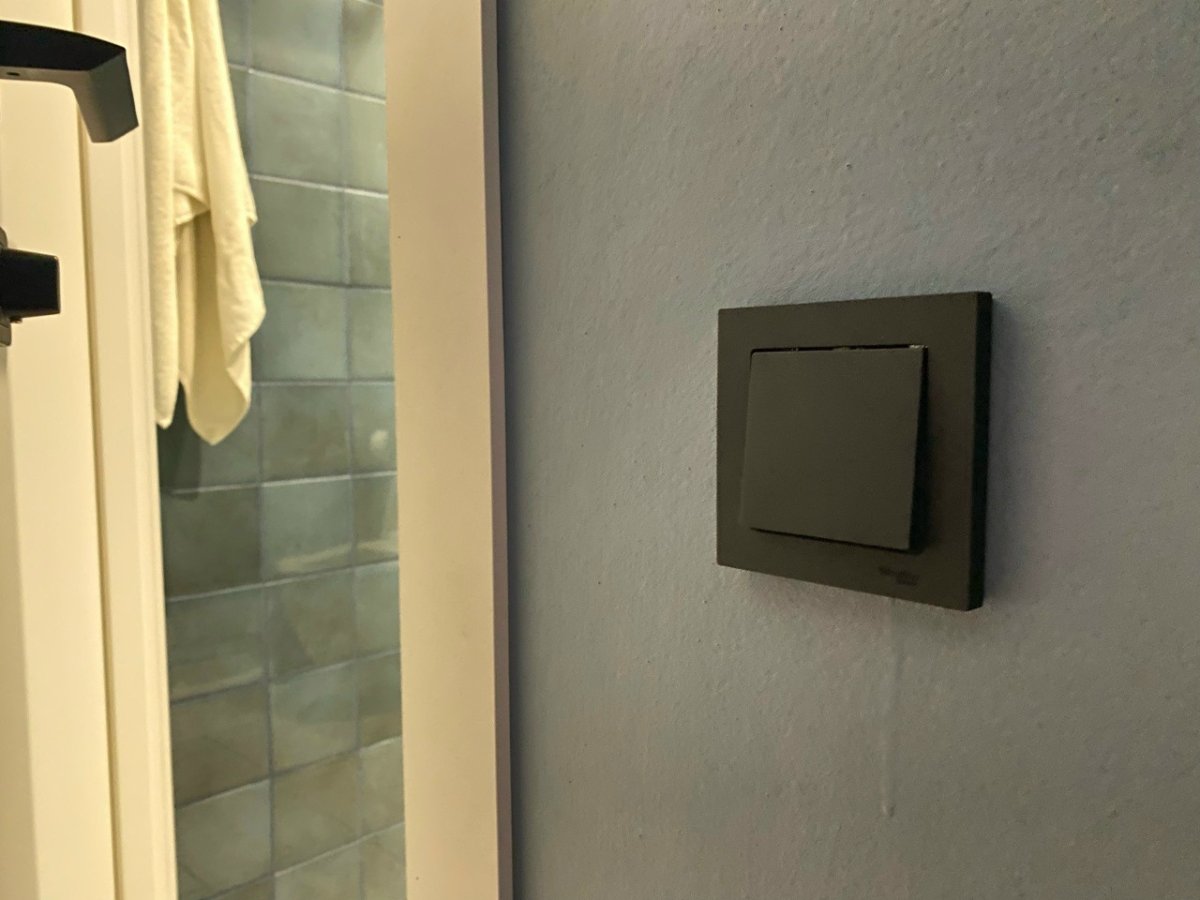 Выключатель на стене.