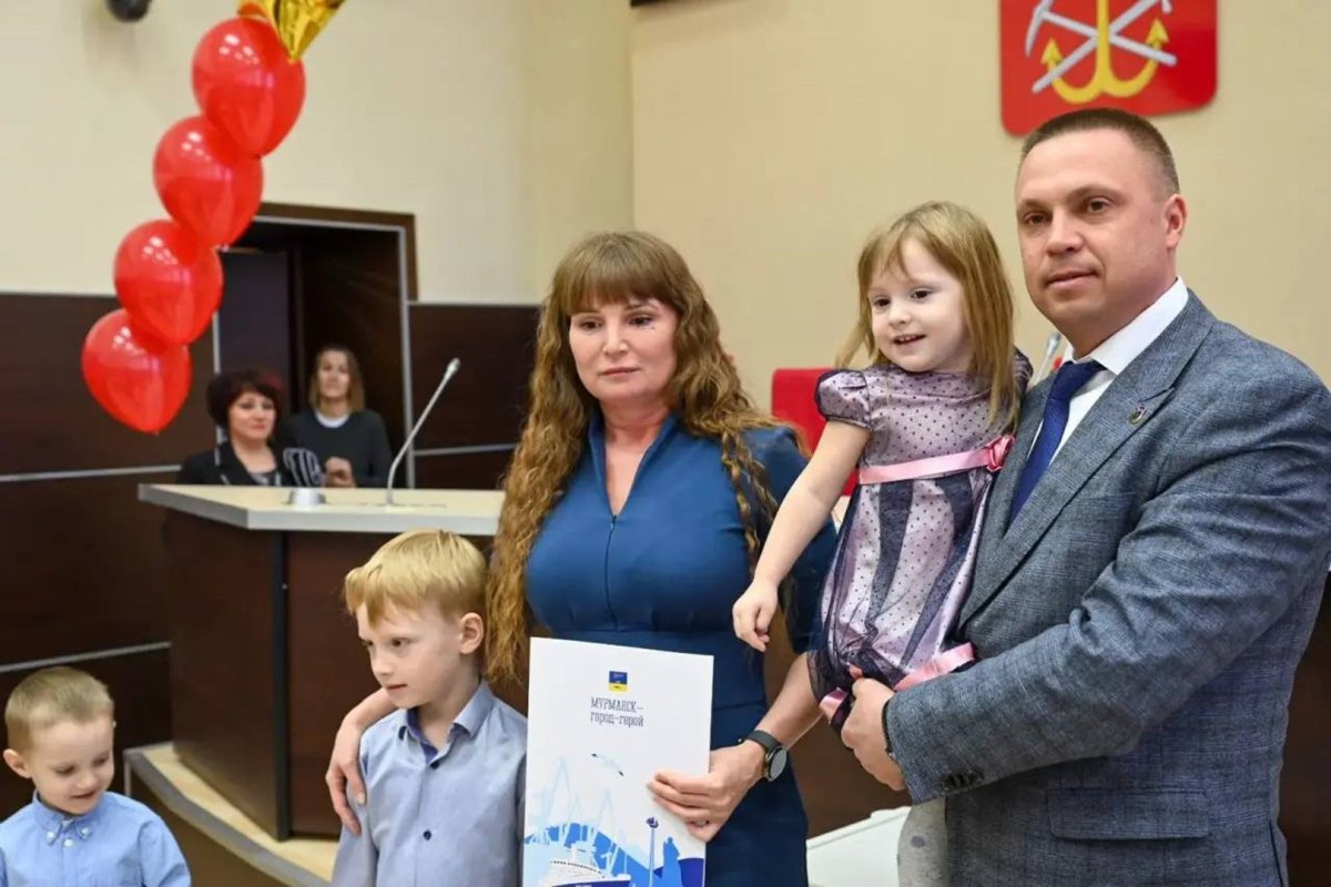 Вручение жилищных сертификатов молодым и многодетным семьям в Мурманске