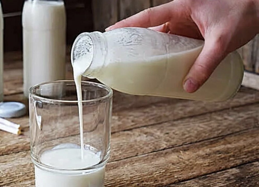кефир наливают стакан