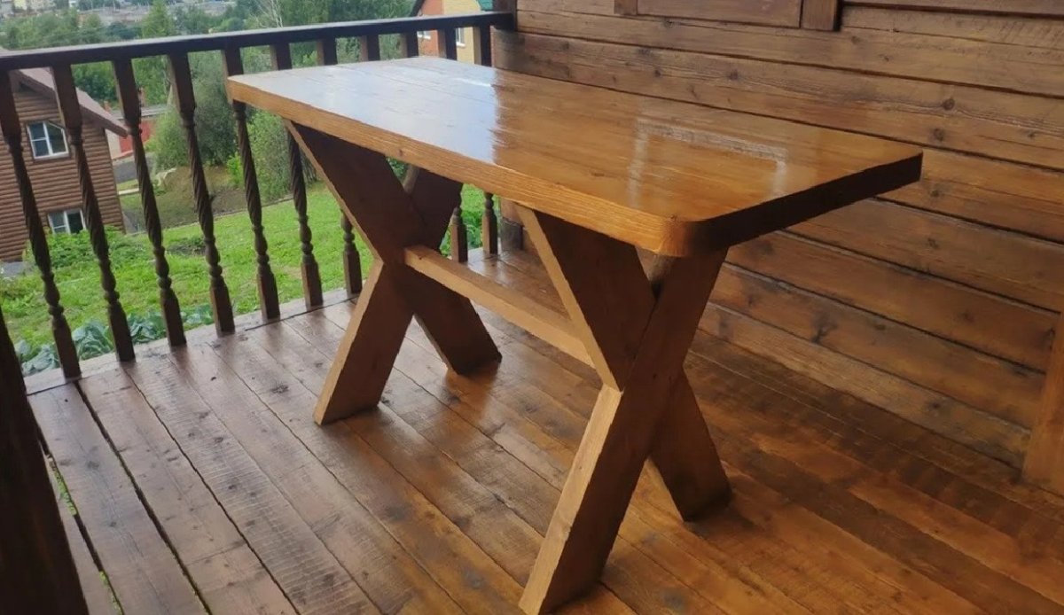 деревянный стол