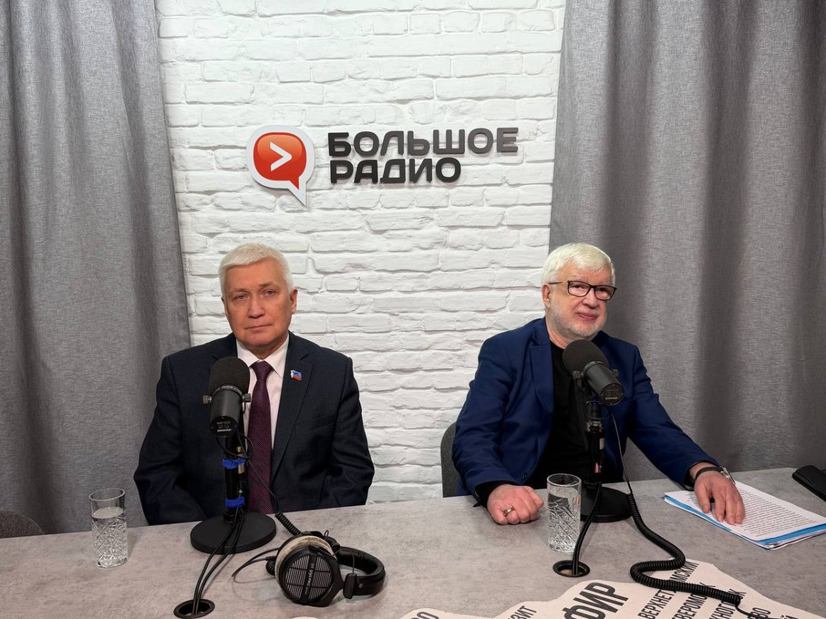 Михаил Белошеев и Виктор Сайгин в студии радио