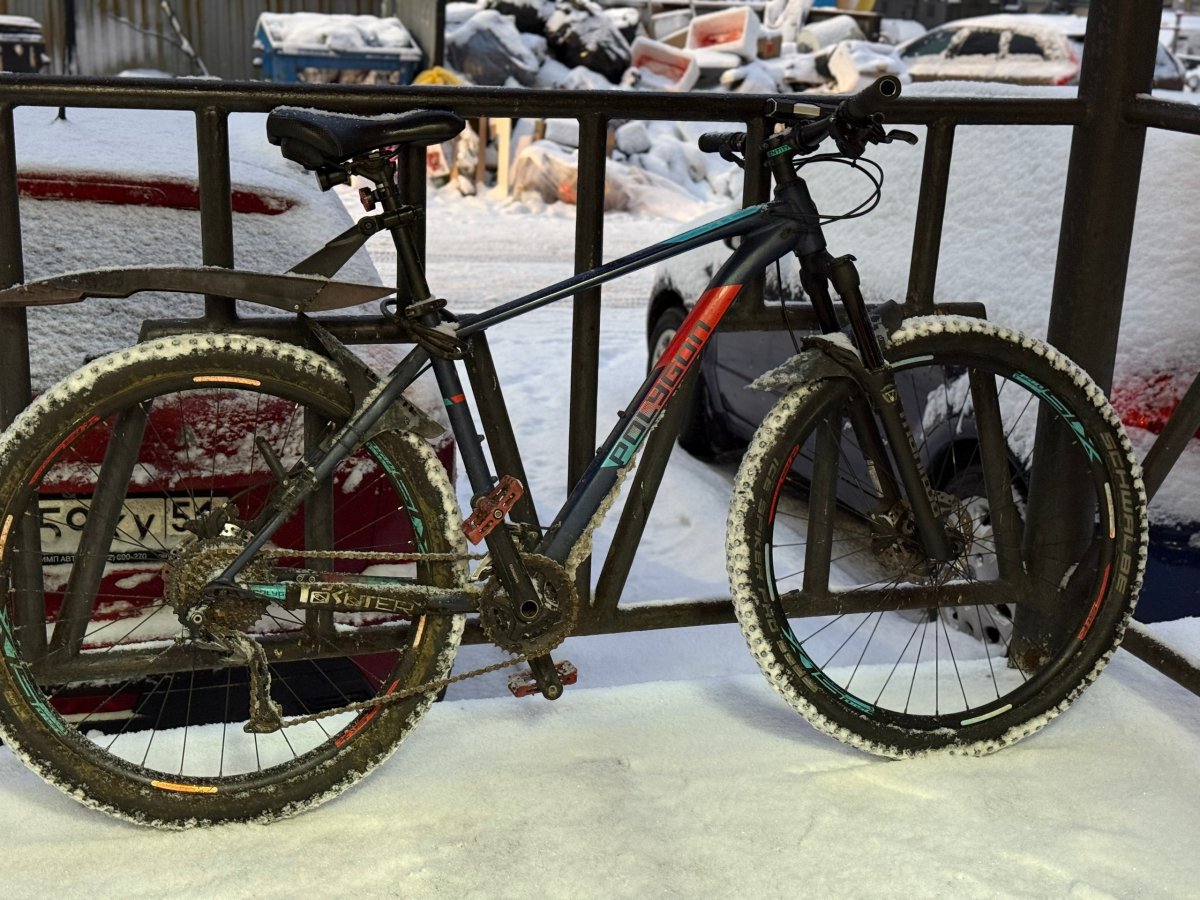 Велосипед на улице зимой