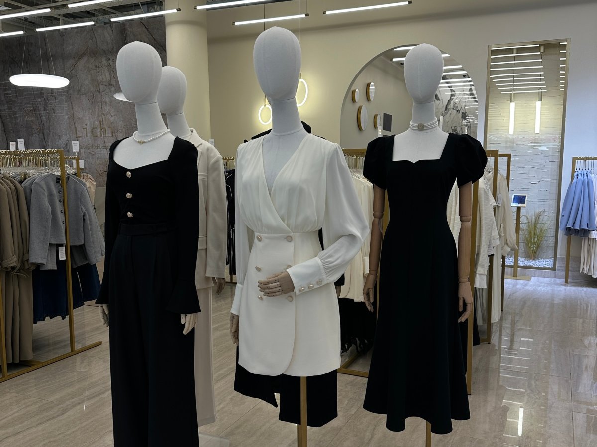 Манекены в магазине.