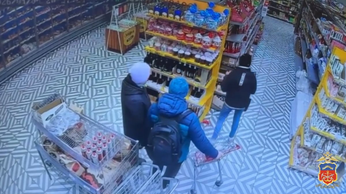 Стоп-кадр с подозреваемой в магазинной краже в Мурманске