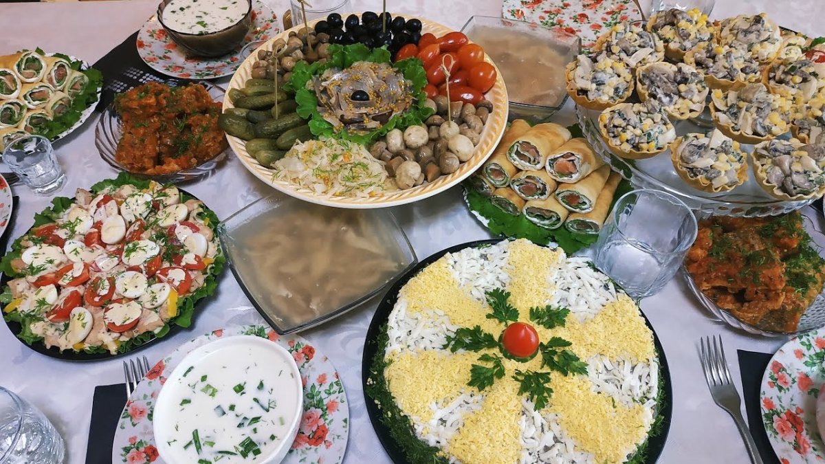 богатый праздничный стол