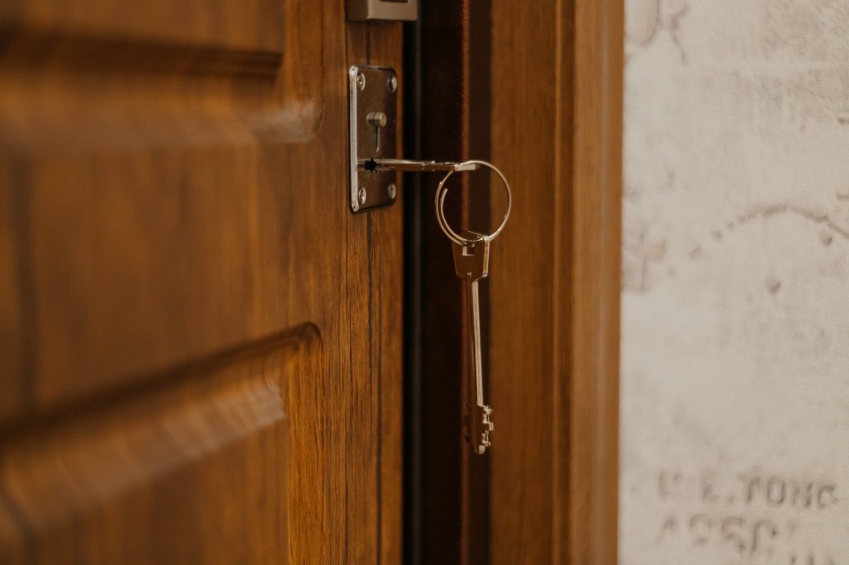 Ключ в дверном замке.