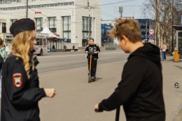 Подростки на самокате и полиция