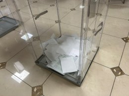 Избирательный ящик с бюллетенями