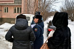 Судебные приставы за работой.