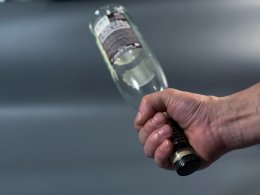 Стеклянная бутылка в руке