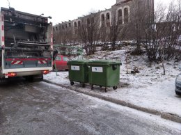 Мусорные контейнеры и мусоровоз в Мурманской области