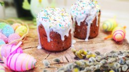 куличи с глазурью и цветные яйца