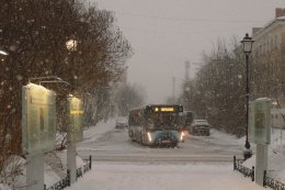 Автобус едет в метель.