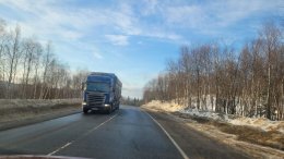 Фура едет по дороге весной