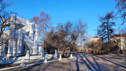 Сквер в Мурманске в апреле