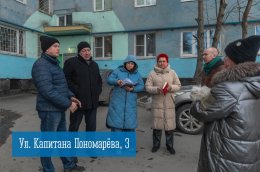 Жители на встрече возле многоквартирного дома