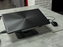 Ноутбук на столе.