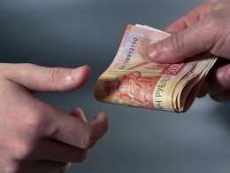 Передача денег из рук в руки