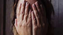 женщина закрыла лицо руками