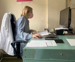 Медицинский работник за компьютером