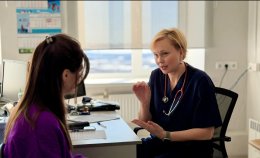 Врач принимает пациента