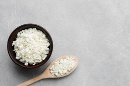 миска с творогом и деревянная ложка