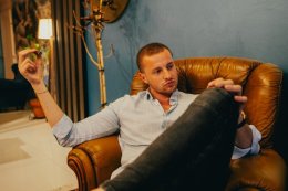 мужчина развалился в кресле с сигарой