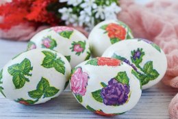 яйца с листочками цветами на скорлупе