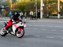 Мотоциклист едет по центральной улице Мурманска