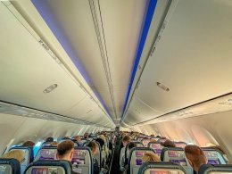 Люди на борту самолёта.