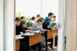 Школьники на уроке.