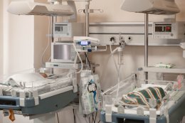 младенец в отделении новорожденных