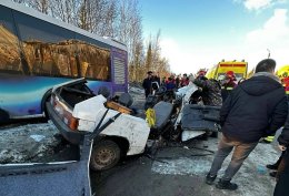С места ДТП на улице Солнечной в Кировске