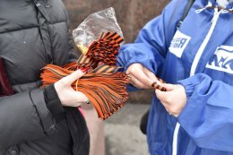 Раздача георгиевских ленточек.