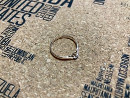 Золотое кольцо на столе
