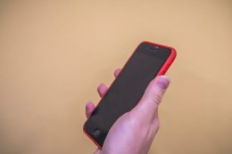 Смартфон в руке.