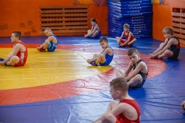 Воспитанники занимаются греко-римской борьбой в Мурманске