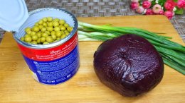 свекла, банка горошка и зеленый лук