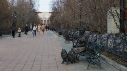 Скульптура дама с собачкой в Мурманске