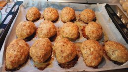 котлеты на противне, застеленном пергаментом