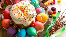 кулич в обрамлении пасхальных яиц