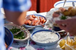 застолье с белым соусом в центре