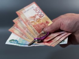 В руке деньги и ключи