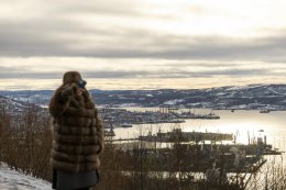 Турист фотографируется.