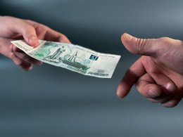 Передача денег из рук в руки
