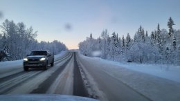 Заснеженная дорога в Мурманской области