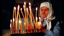 старушка молится