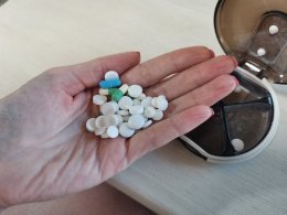 Горсть таблеток в руке