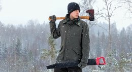 мужчина с топором и пилой