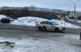 Такси на дороге.